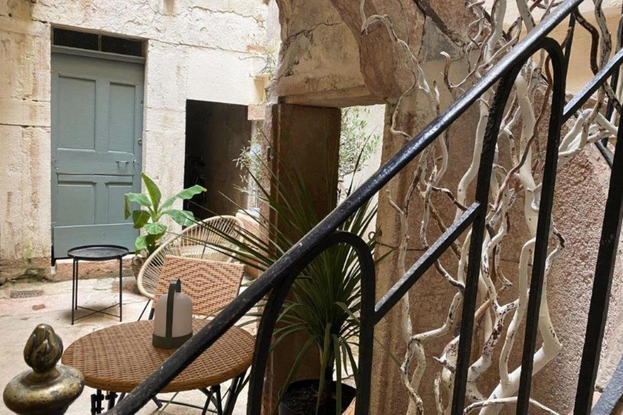 Les Fresques De Leon Apartment Tournus Bagian luar foto