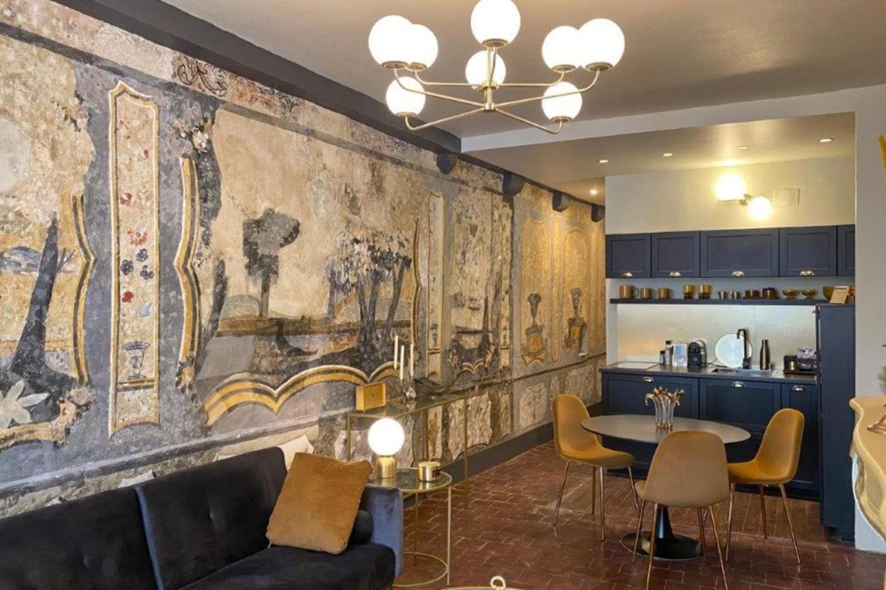 Les Fresques De Leon Apartment Tournus Bagian luar foto