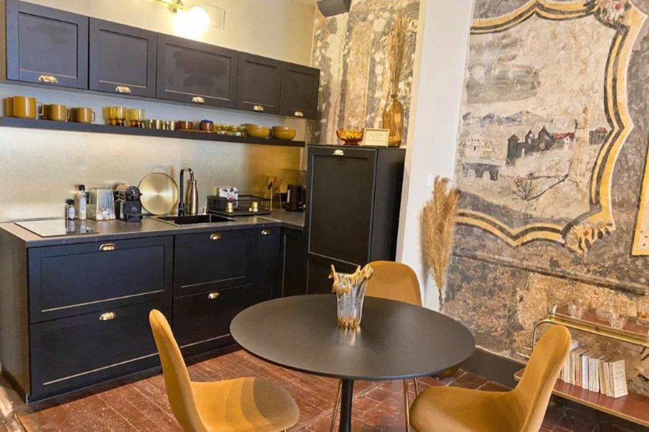 Les Fresques De Leon Apartment Tournus Bagian luar foto