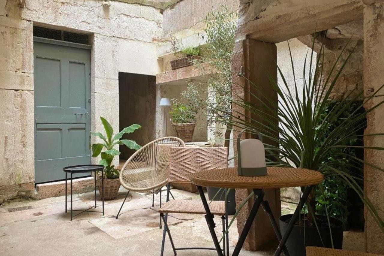 Les Fresques De Leon Apartment Tournus Bagian luar foto