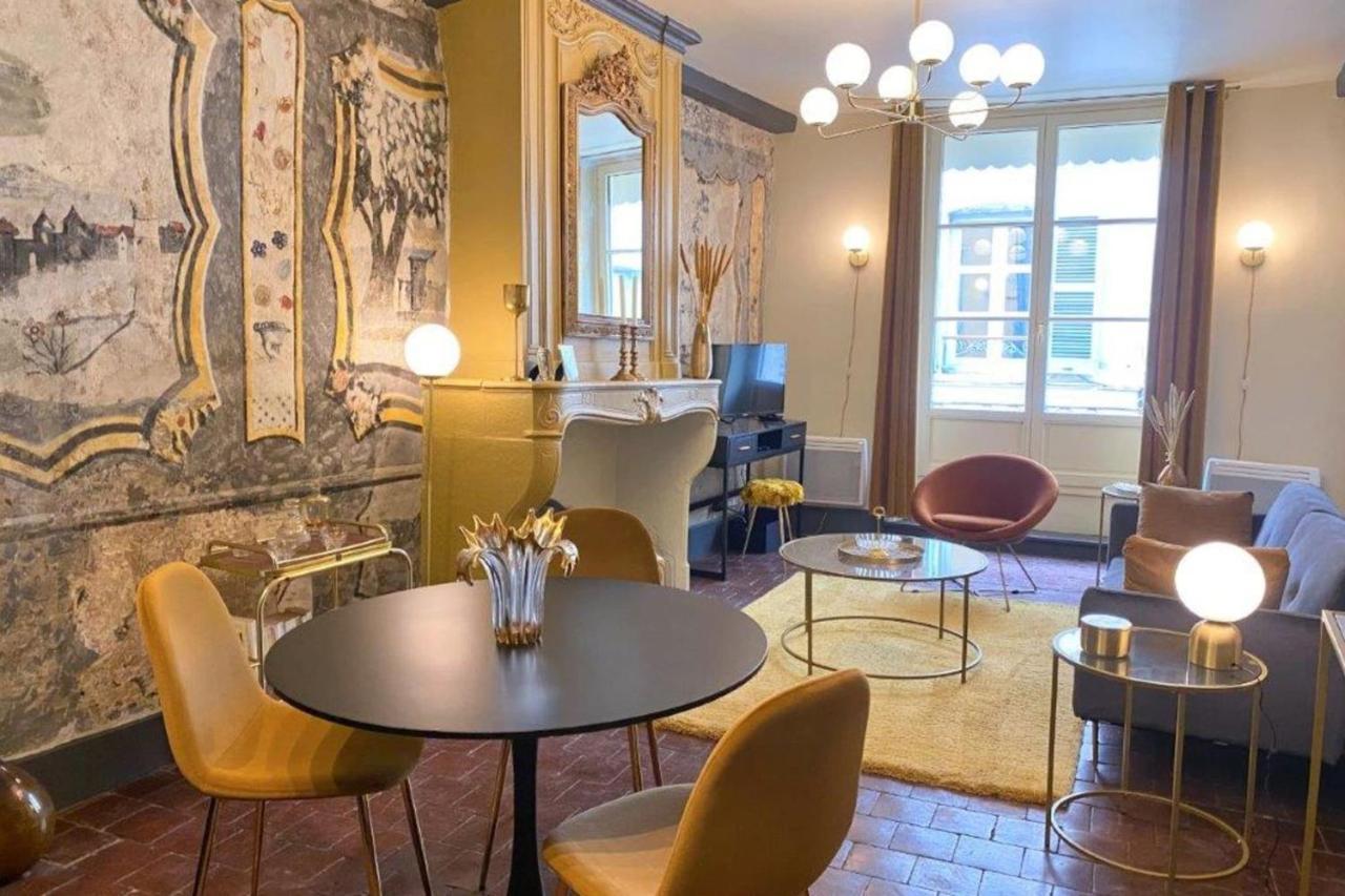 Les Fresques De Leon Apartment Tournus Bagian luar foto
